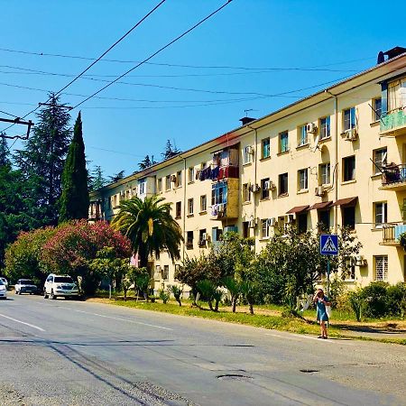 Квартира 1-Комнатная - До Моря 2 Мин - В Центре Сухумі Екстер'єр фото