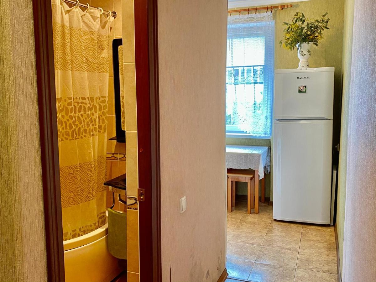 Квартира 1-Комнатная - До Моря 2 Мин - В Центре Сухумі Екстер'єр фото