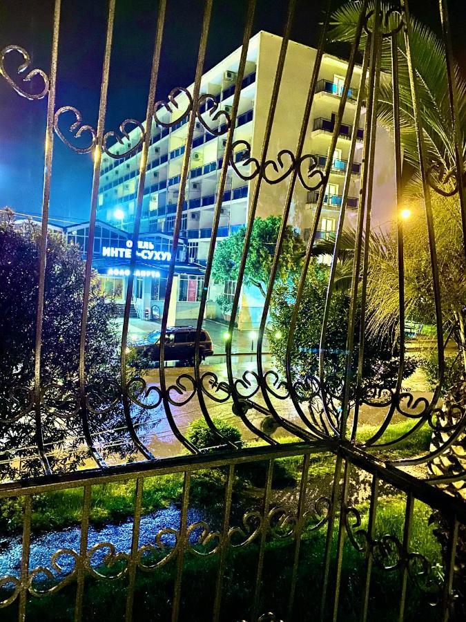 Квартира 1-Комнатная - До Моря 2 Мин - В Центре Сухумі Екстер'єр фото